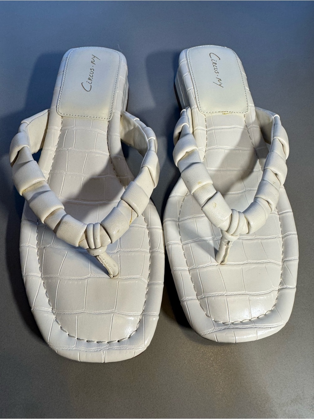 Circus NY Cream Croc Embossed Thong Sandals Size NWOT - Picture 3 of 8